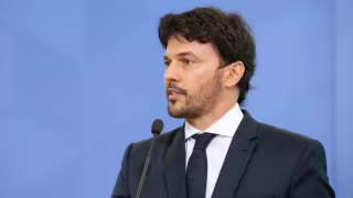 Fábio Faria aciona advogados e prepara ações por publicações sobre festa de Vorcaro