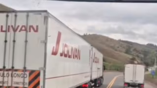 Carreta é flagrada em ultrapassagem na Serra do Cachoeirão, na BR-116, em Inhapim