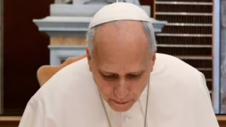 Bolo simples entregue ao Papa Leão XIV no Vaticano vira brincadeira nas redes
