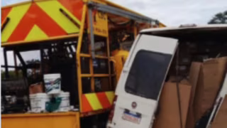Motorista de ônibus morre após coletivo atravessar canteiro e atingir van e caminhão na BR-381