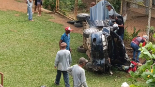 Capotamento deixa uma pessoa morta e duas feridas em São Domingos do Prata, MG