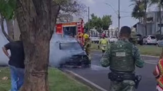 Carro pega fogo na Avenida Nenê Sabino, em Uberaba; motorista escapa sem ferimentos