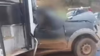 Gol bate em carreta e atinge ônibus escolar na BR-116, em Manhuaçu; alunos não se ferem