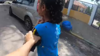 Menina de 12 anos segue no CTI após ataque de abelhas em Ibirité; motoboy ajudou no resgate