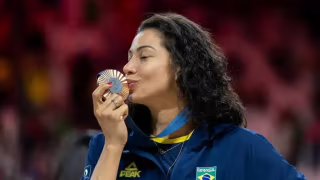 Carolana revela diagnóstico de câncer, diz estar fora de perigo e prepara volta ao vôlei