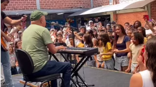 Estudantes do Barreiro emocionam Telo Borges ao cantar “Paisagem da Janela”