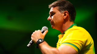 Bolsa dispara 7,7% e bate recorde após Flávio Bolsonaro liderar primeiro turno