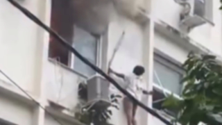 Mulher se refugia em parapeito durante incêndio em Copacabana, no Rio de Janeiro