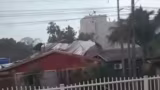 Vento de mais de 100 km/h arranca telhado de prédio e o lança sobre casa em Santa Catarina; vídeo mostra momento