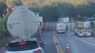 Tombamento de carreta bloqueia totalmente a BR-381 nos dois sentidos na Grande BH