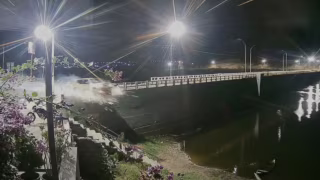 Carro rompe mureta de ponte e cai às margens de barragem no Ceará