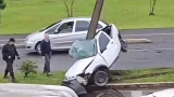 Motorista fica gravemente ferido após Fiat Strada bater contra poste em Santa Catarina