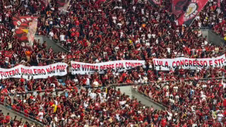 Torcedores do Flamengo protestam contra Lula, Congresso e STF no Maracanã