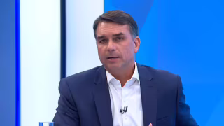 Flávio Bolsonaro diz que manterá fim da escala 6x1 se eleito presidente: “Segui a vontade do povo”
