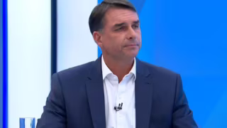 Flávio Bolsonaro promete manter aumento real do salário mínimo e reduzir pelo menos dez ministérios