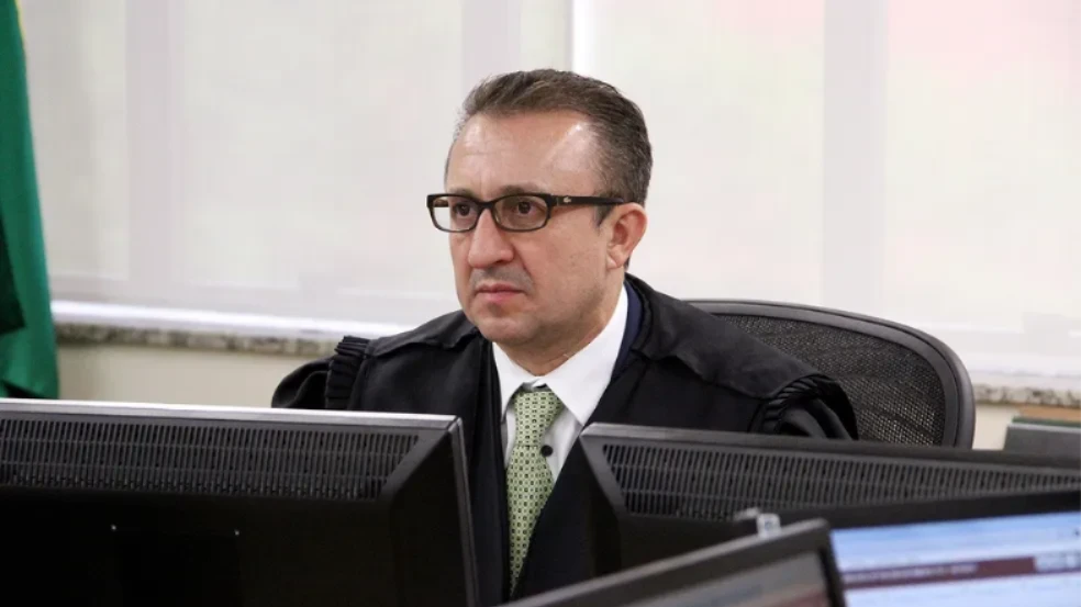 Lula cogita indicar Rogério Favreto ao STF após aposentadoria de Barroso