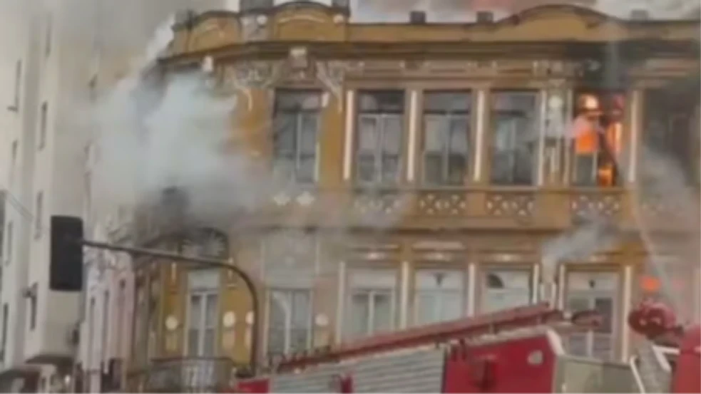Incêndio atinge prédio residencial e interdita Avenida na Lapa