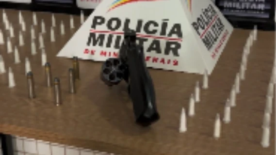 PM detém homem e três menores por tráfico de drogas em Caratinga