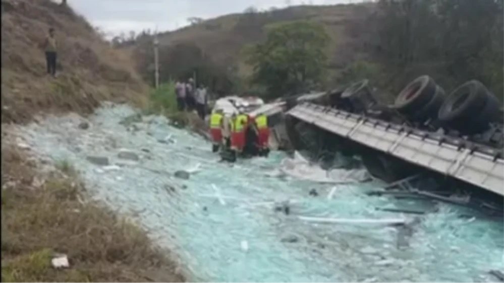 Carreta carregada com vidro tomba na BR-116 e motorista fica gravemente ferido