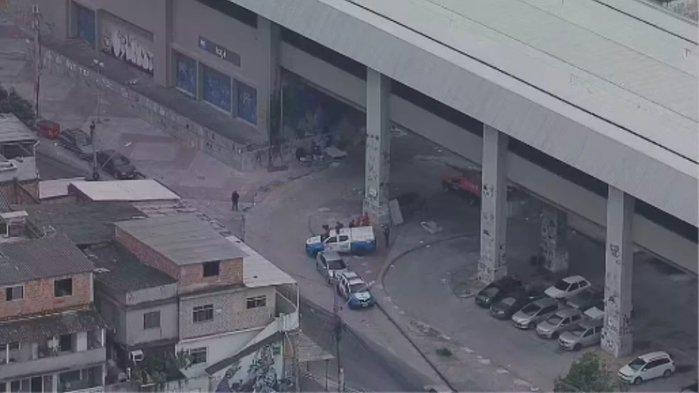 Homens em situação de rua são mortos a tiros de fuzil perto do Metrô Irajá no Rio