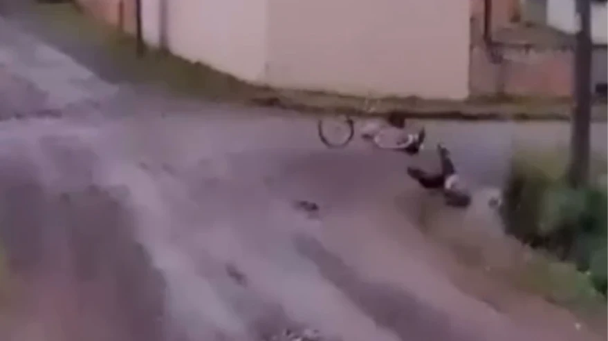 Idoso fica ferido após bicicleta ser puxada por caminhão em Lages