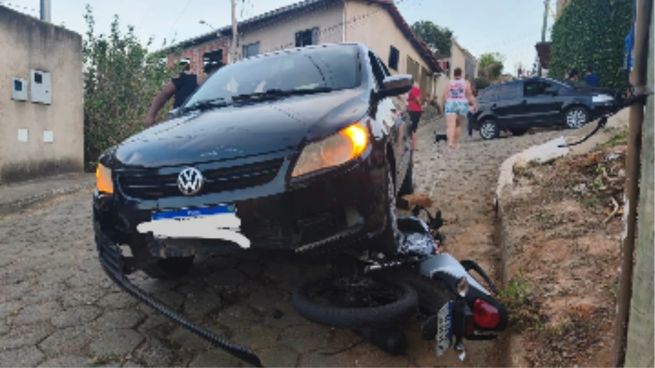 Motociclista sem habilitação e capacete fica ferido após colisão com carro em Nova Era