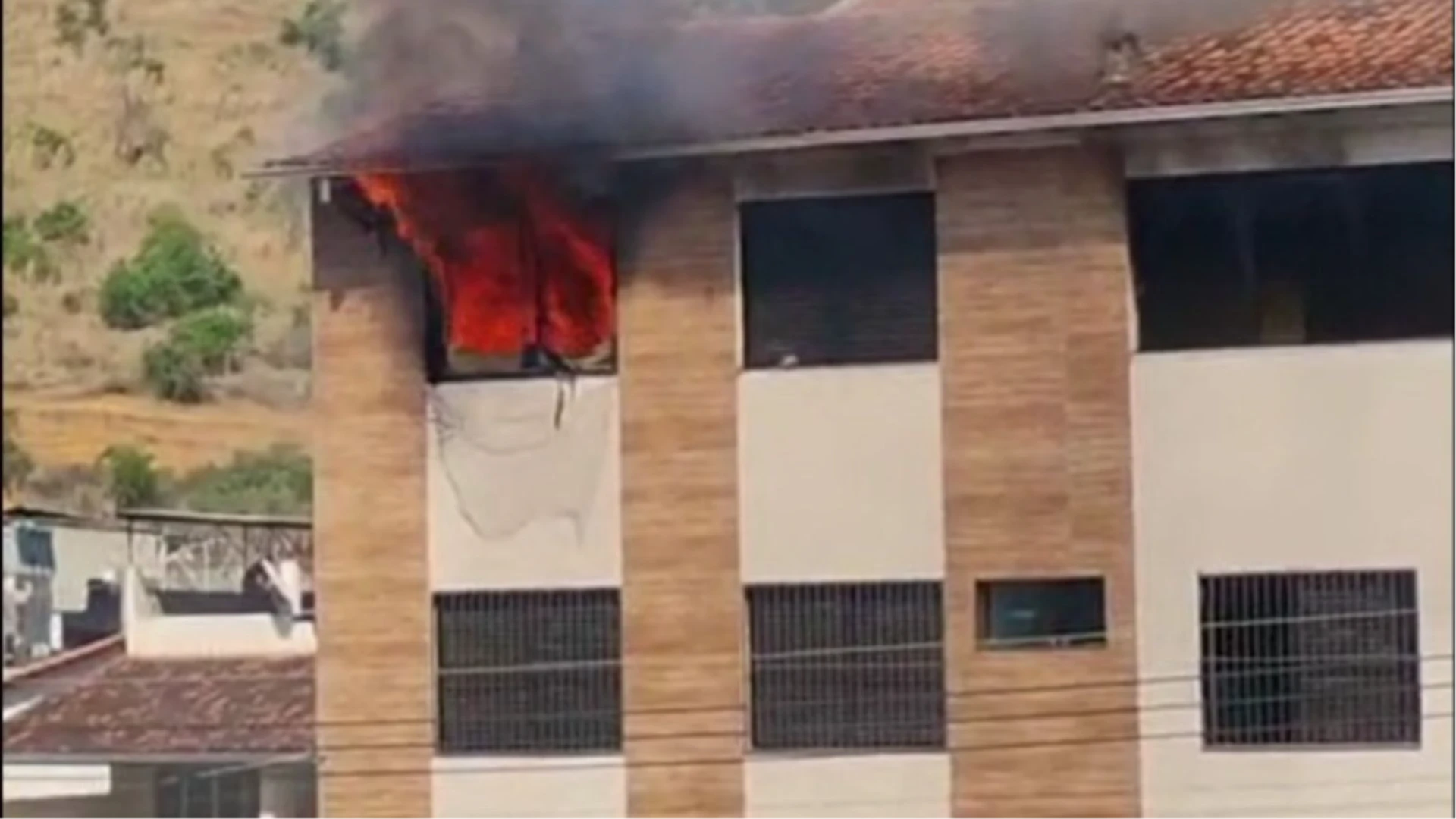Incêndio atinge apartamento em Timóteo