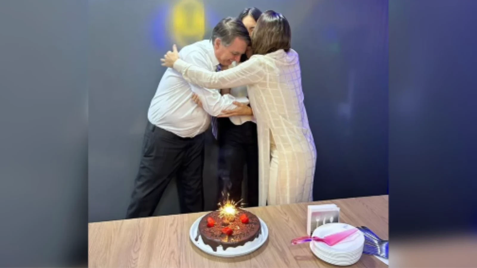 Michelle Bolsonaro celebra 15 anos da filha Laura com festa restrita