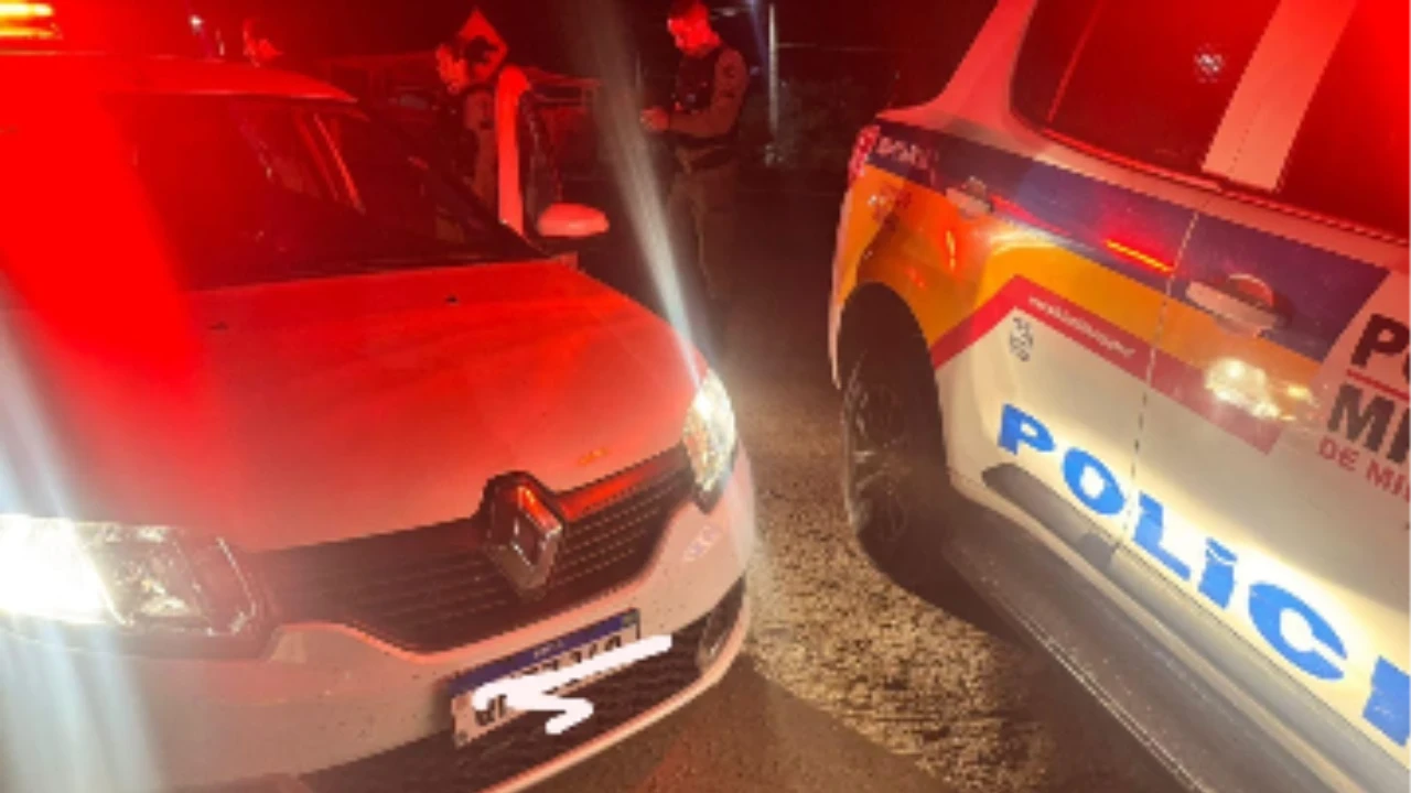 Carro roubado em BH é recuperado na BR-262 próximo a São José do Goiabal