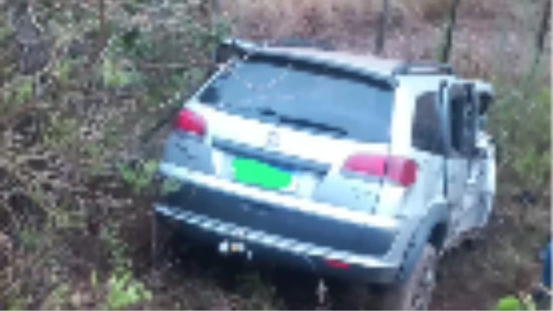Família fica ferida após carro cair em ribanceira em Santa Bárbara