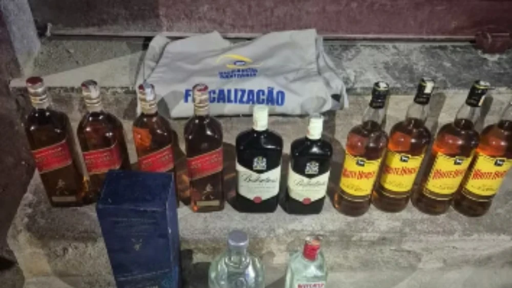 Dois são presos e bar é interditado em Governador Valadares por vender bebidas adulterad