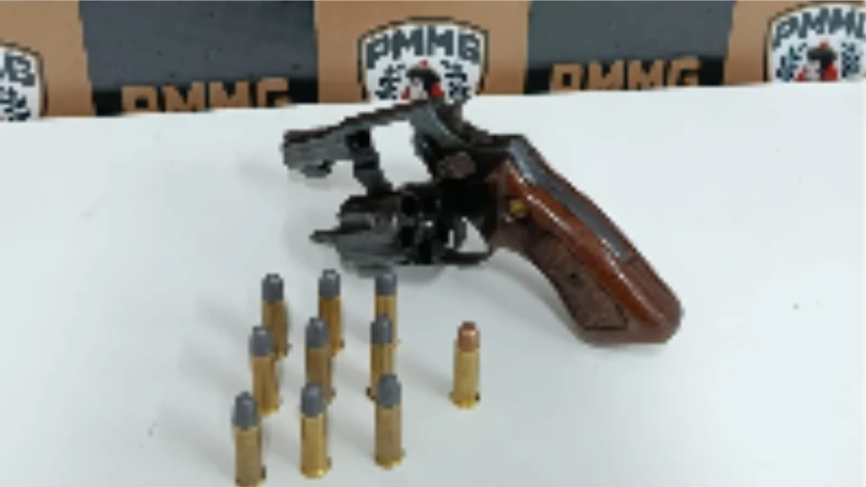 Adolescente é apreendido com arma e munição após denúncia sobre plano de homicídio em Coronel Fabriciano