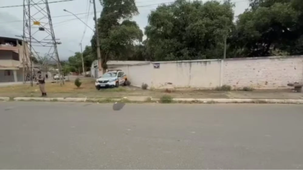 Jovem é baleado em frente a cemitério em Governador Valadares
