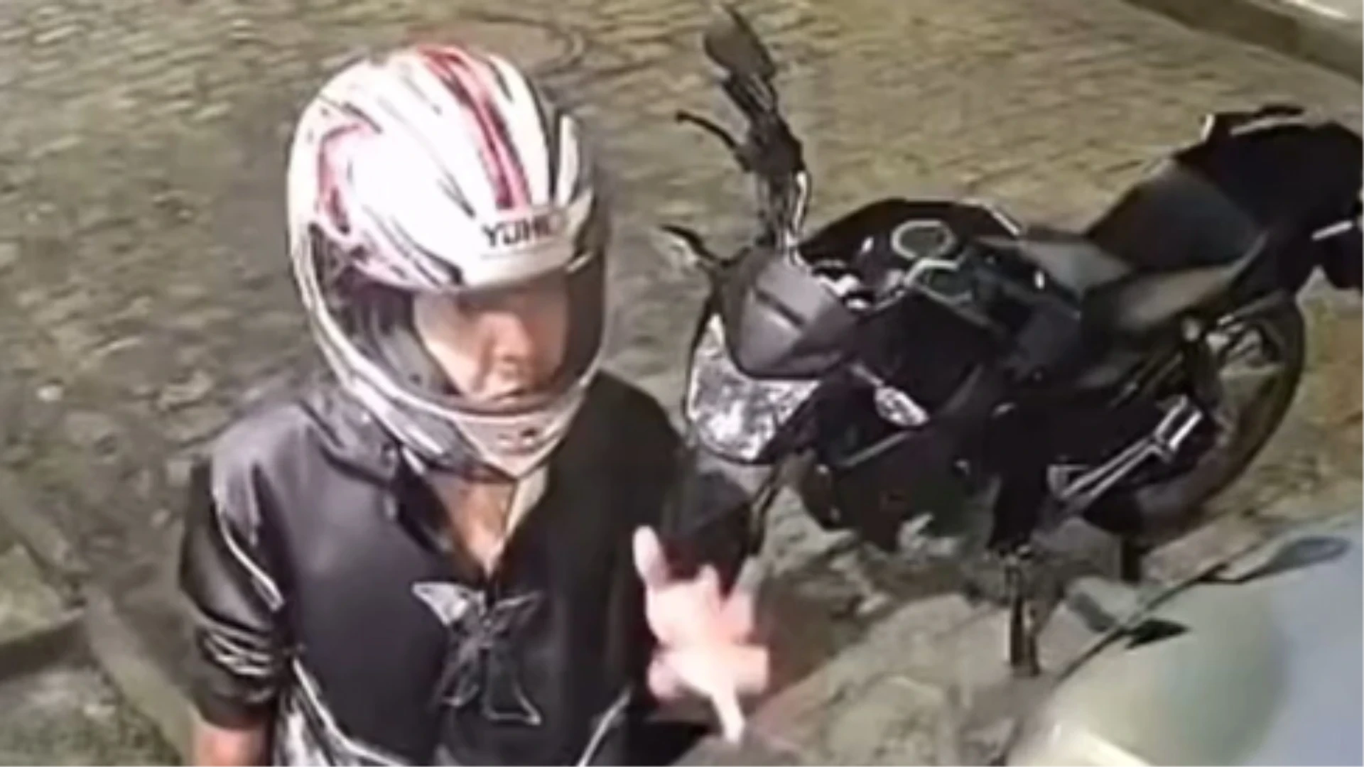 Vídeo: Criminoso rouba moto e promete devolução após 'cometer homicídio'