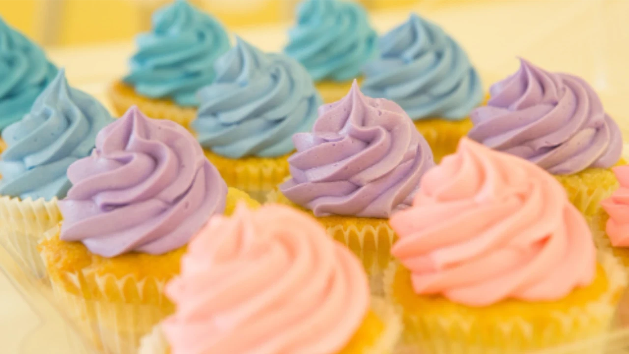 Anvisa alerta para riscos do uso de glitter não comestível em alimentos