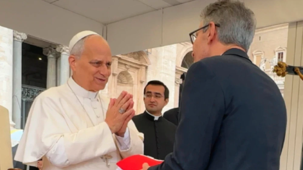 Zema entrega símbolos mineiros em audiência com Papa no Vaticano