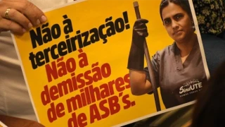 Sindicato protesta contra terceirização de auxiliares na educação em Minas