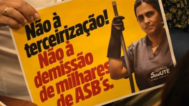 Sindicato protesta contra terceirização de auxiliares na educação em Minas
