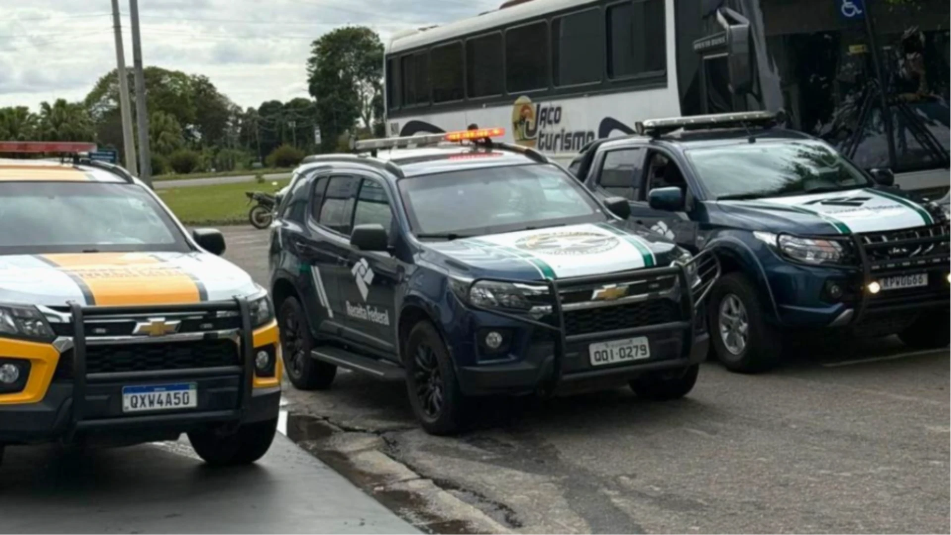 Receita Federal apreende ônibus com produtos de contrabando na BR-381, em Ipatinga