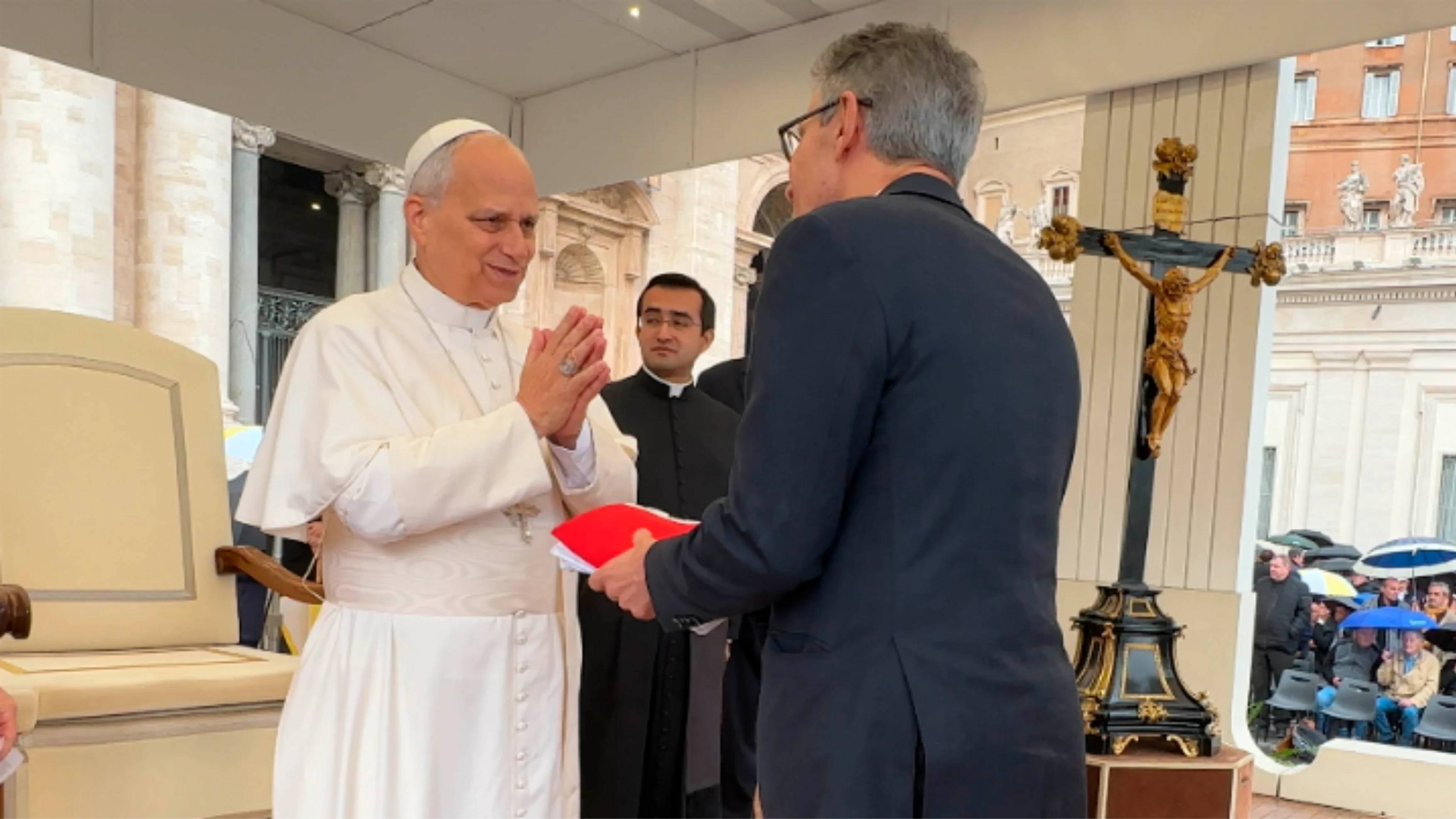 Zema presenteia papa Leão XIV com café, queijo, artesanato e recebe benção para Minas