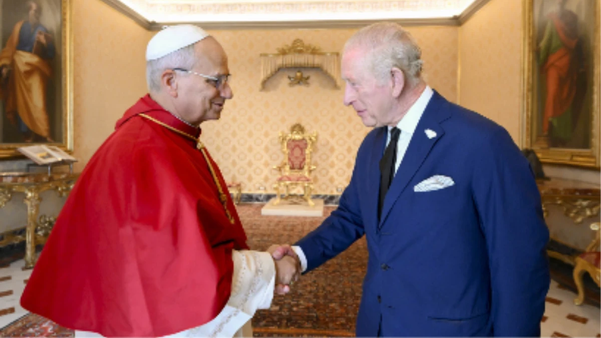 Rei Charles III faz oração histórica com papa no Vaticano