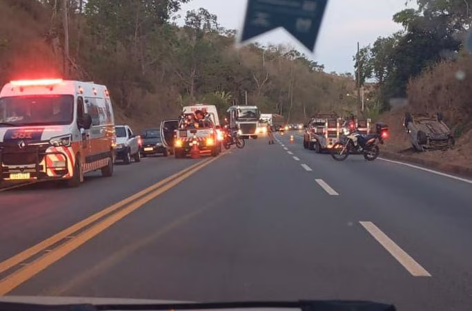 Veículo tomba na BR-381 em Bela Vista de Minas e provoca um ferido