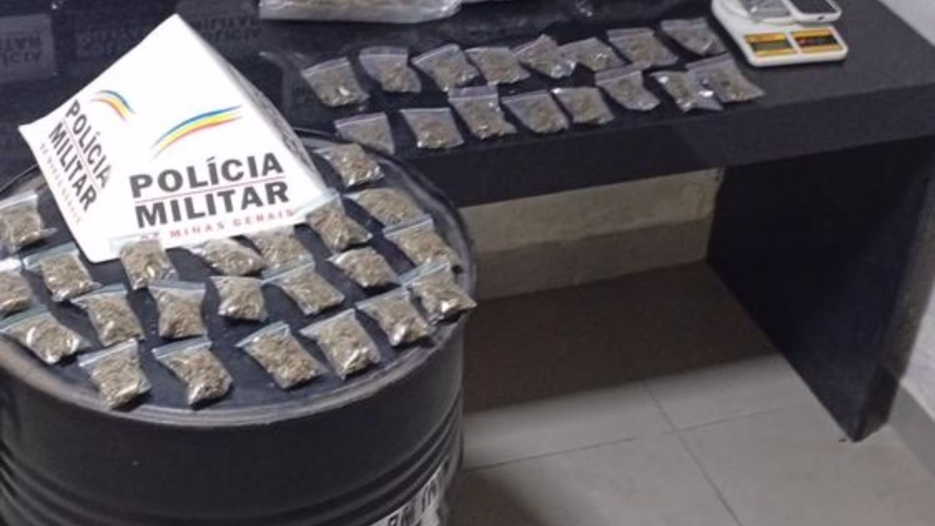 A autora foi detida em situação de flagrante e levada à Delegacia de Polícia Civil, acompanhada do material confiscado