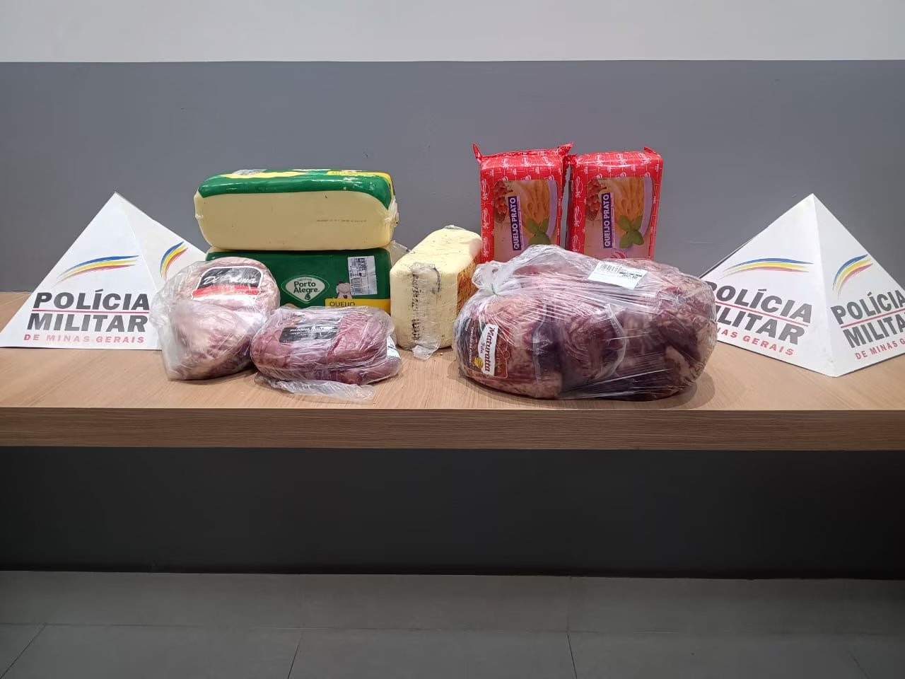 Na operação, os agentes conseguiram recuperar os itens roubados, incluindo 03 peças de mussarela, 02 de queijo prato, 01 de carne cupim, 01 de picanha e 01 de alcatra