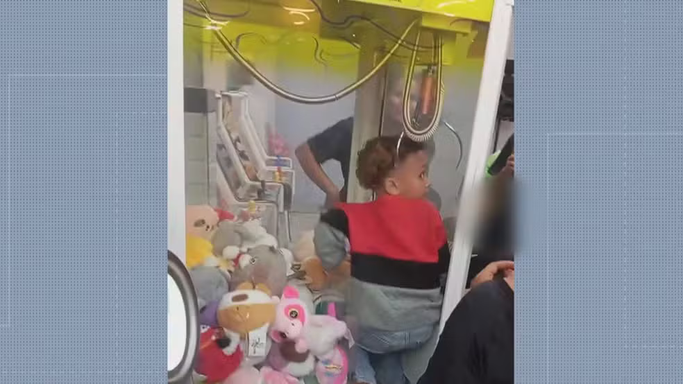 Uma menina de 4 anos ficou encurralada em uma máquina de brinquedos de pelúcia durante uma festa em São João de Meriti