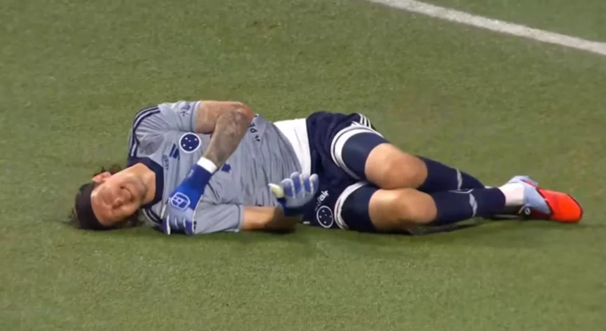 Cássio sofreu o impacto de uma garrafa ao término do segundo tempo