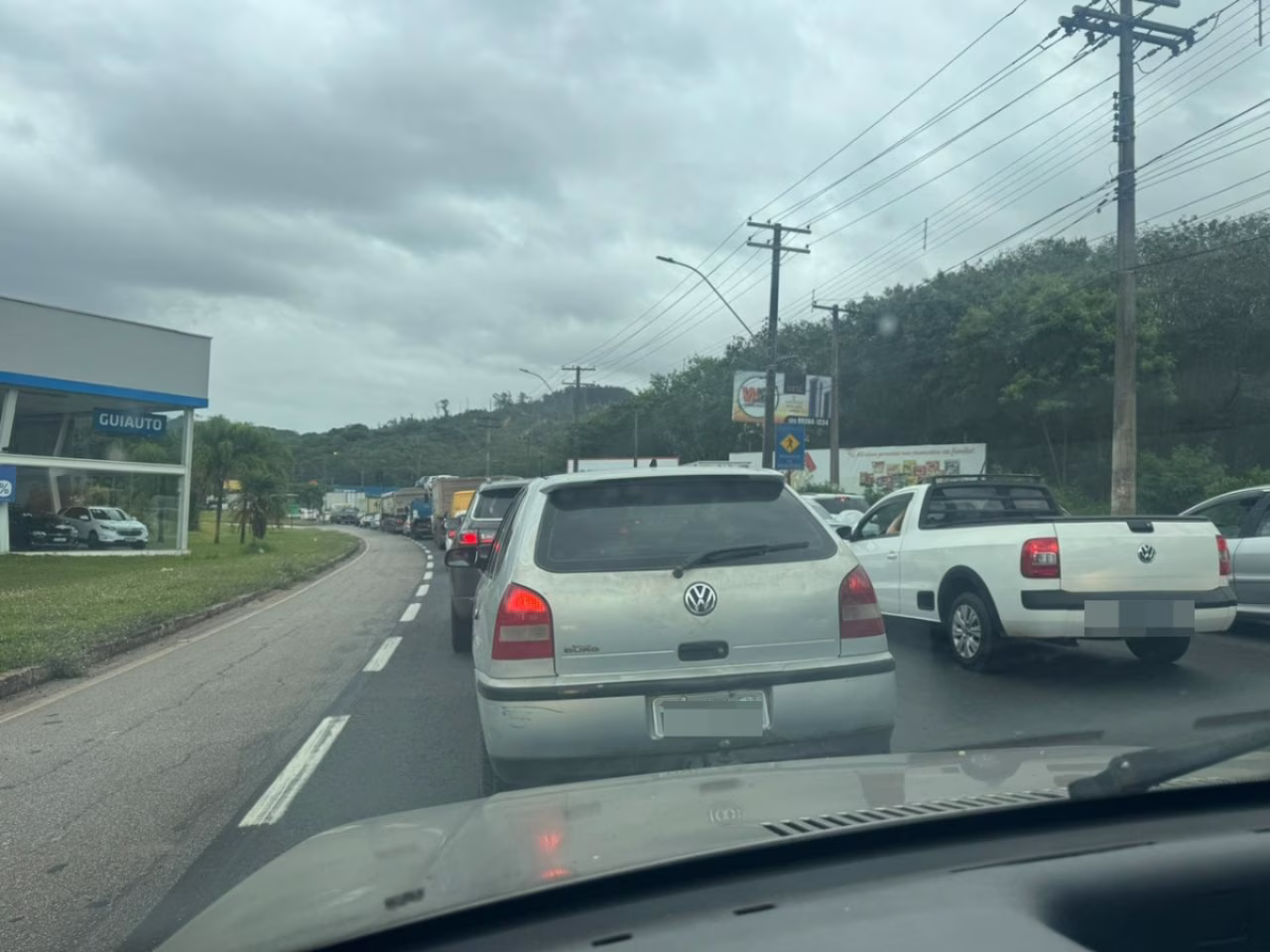 Tráfego devagar na área da 381