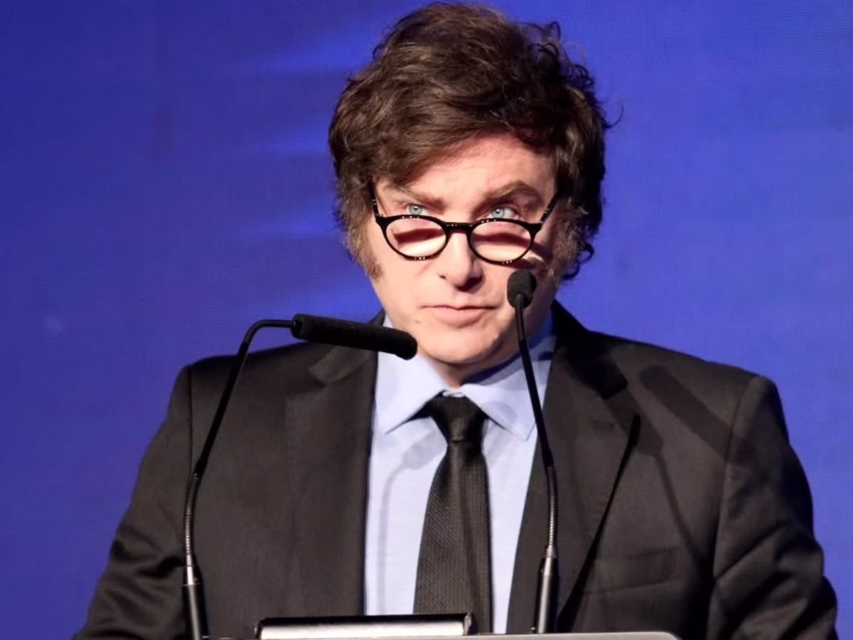 O presidente argentino, Javier Milei, conquistou uma vitória considerada “surpreendente” nas eleições legislativas realizadas neste domingo (26/10)