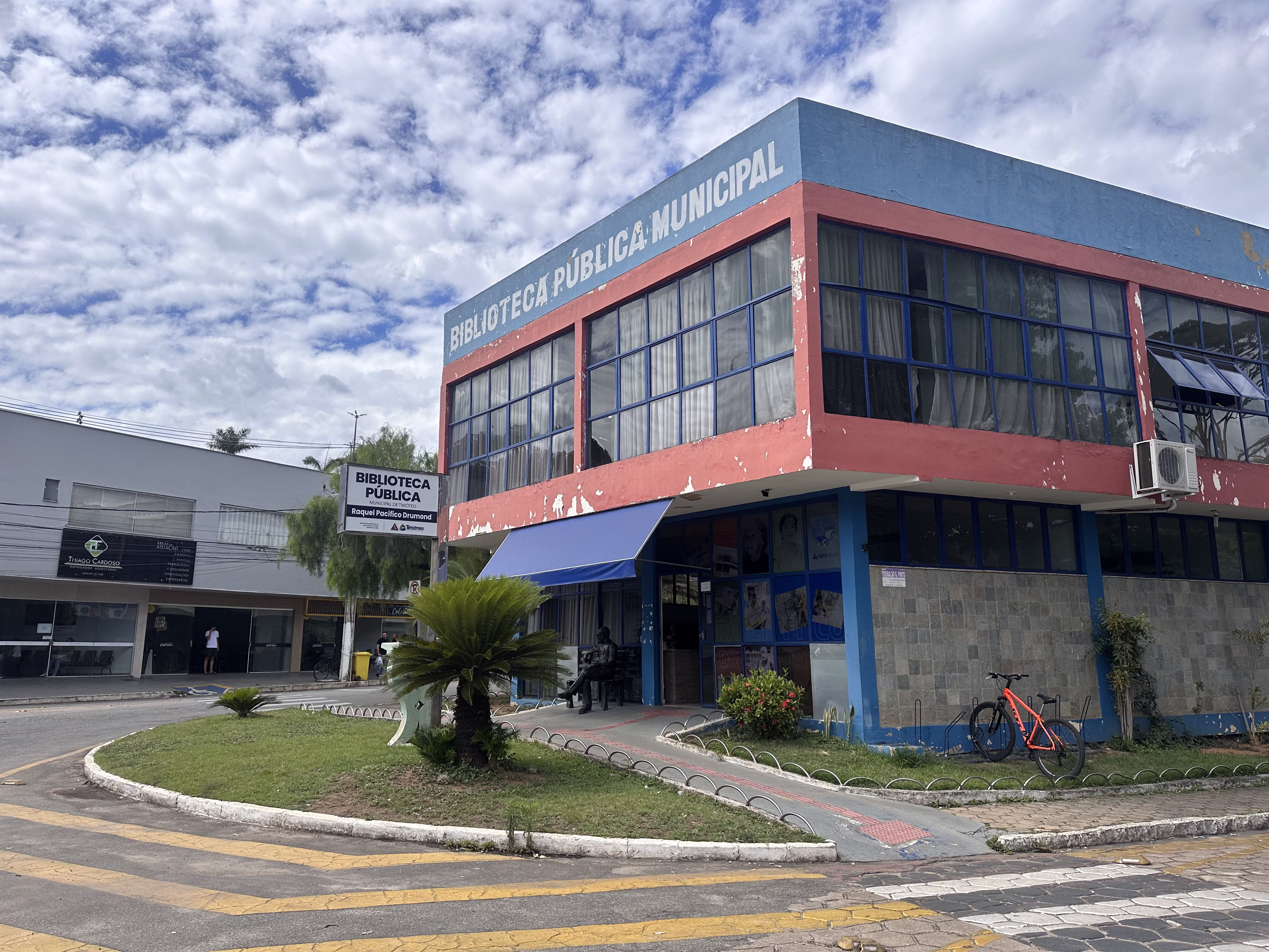 Biblioteca Raquel Pacífico Drumond.