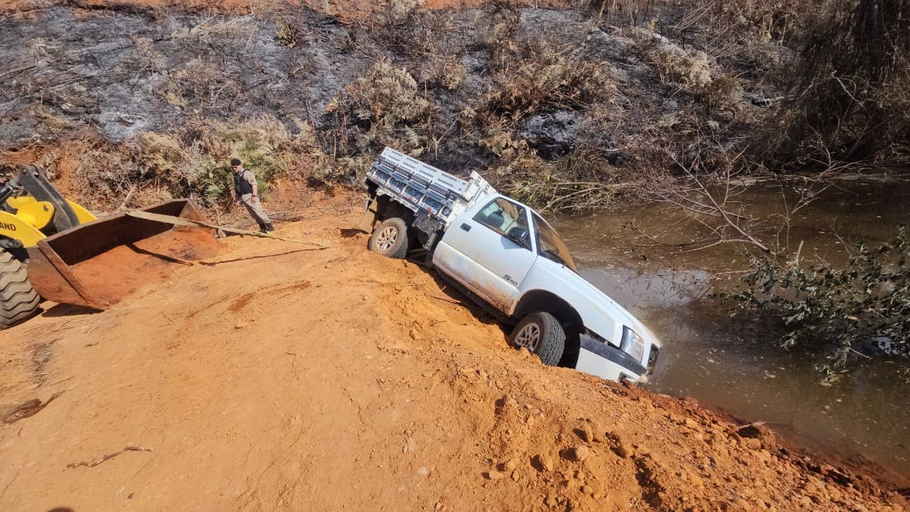 O motorista da caminhonete foi encontrado sem vida na cabine e, de acordo com informações de moradores locais repassadas à Polícia Militar,
